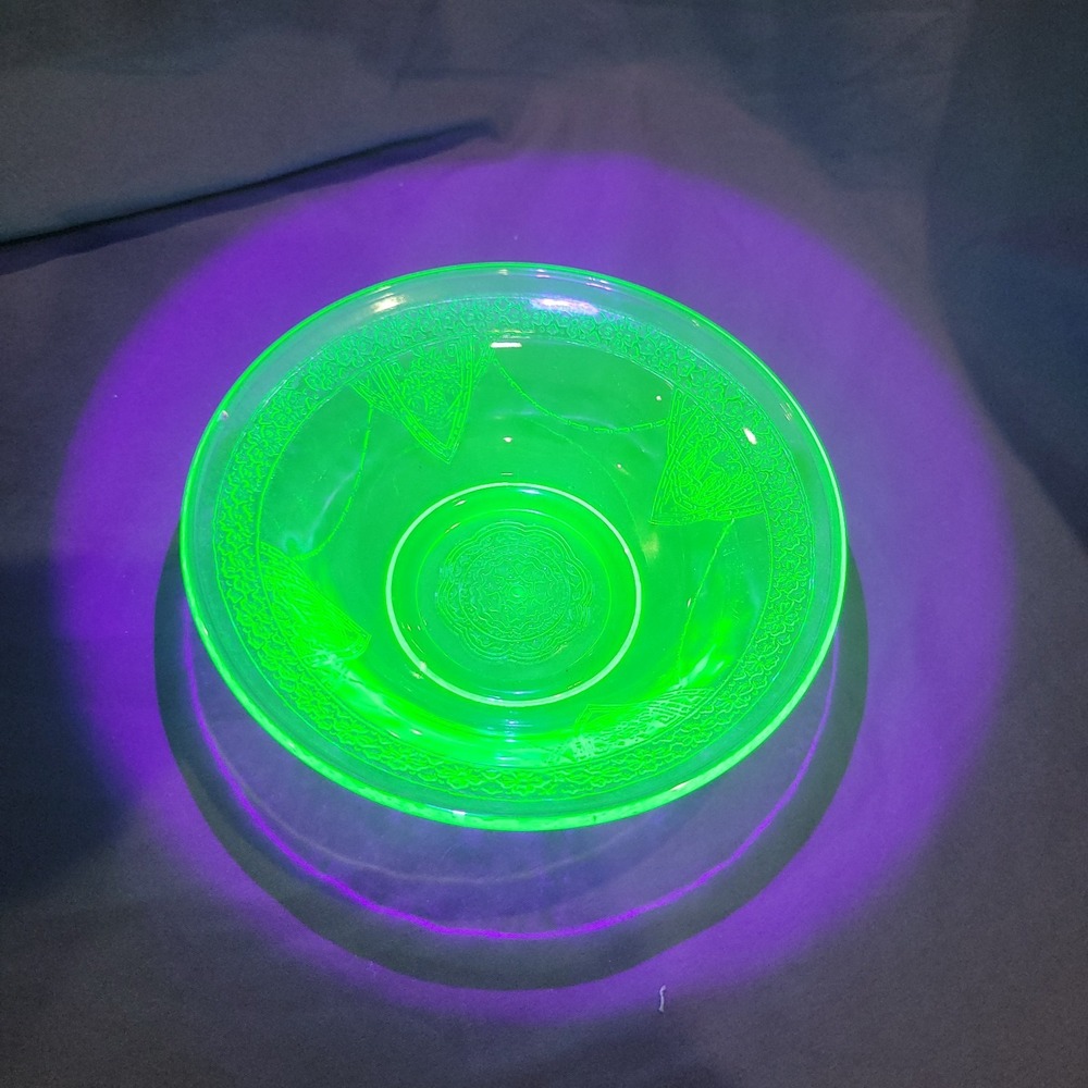 Federal Glass Green Georgian Lovebirds Berry Bowl Depression Glass Uranium